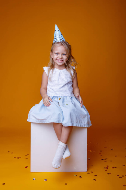 bonito aniversário menina posando em estúdio contra fundo laranja - Foto, Imagem