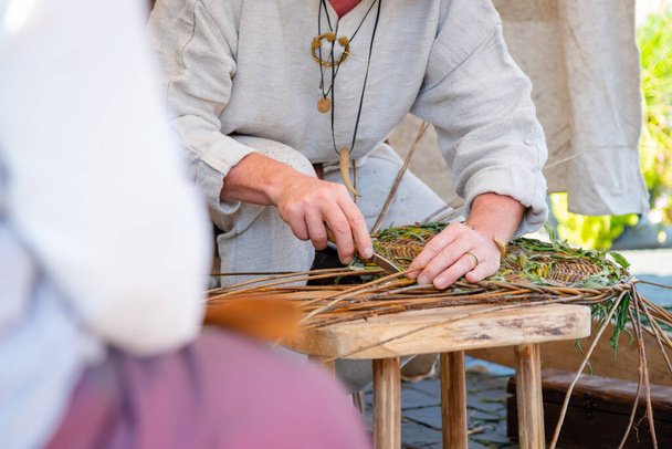 Close up de artesão vestindo roupas rurais fazendo cesta de vime - Foto, Imagem