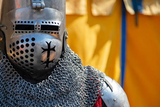 Κοντινό πλάνο της πανοπλίας του ιππότη του Μεσαίωνα. Ιστορική οπλοφορία που χρησιμοποιείται σε μάχες μάχης. - Φωτογραφία, εικόνα
