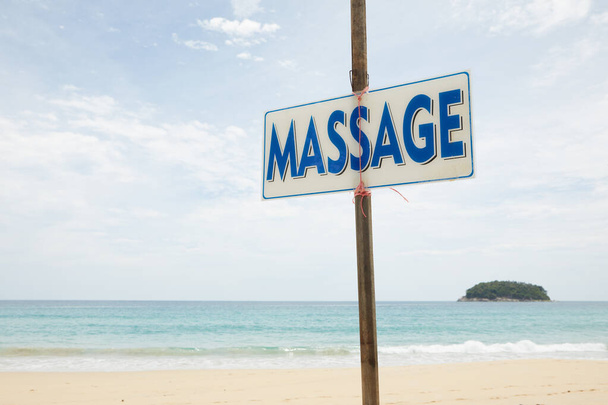 Nahaufnahme von Massage-Schild auf tropischen Strand Hintergrund - Foto, Bild