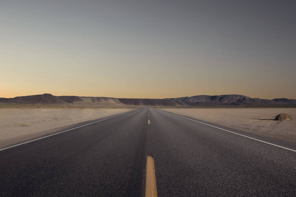 Panoramiczny widok gorącej drogi letniej przez pustynię Nevada - Zdjęcie, obraz