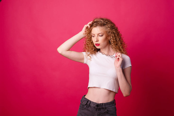 portrait of a young woman posing on pink background - Foto, afbeelding