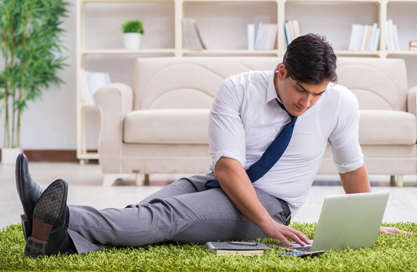 Empresário sentado no chão no escritório - Foto, Imagem