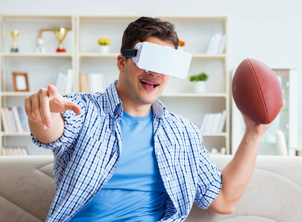 Muž ve virtuální realitě VR brýle sledování amerického fotbalu - Fotografie, Obrázek