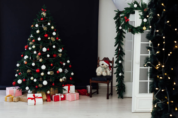 Arbre de Noël avec des cadeaux décor nouvel an intérieur vacances hiver - Photo, image