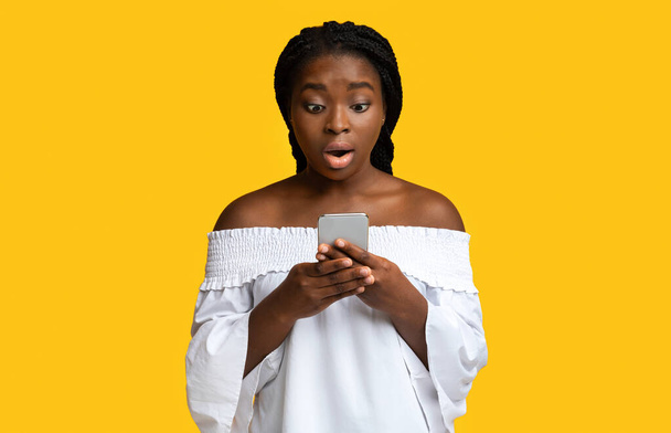 Omg. Şaşırmış Siyah Kadın Şok Yüzlü Akıllı Telefon Ekranına Bakıyor - Fotoğraf, Görsel