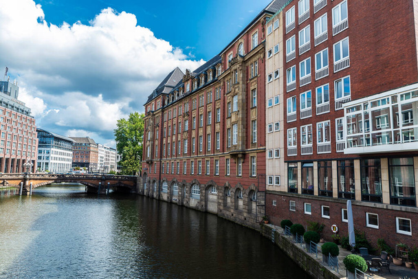 Hamburg, Niemcy - 21 sierpnia 2019: Nowoczesne i klasyczne budynki przy kanale z mostem Heiligengeistbrocke w sąsiedztwie Neustadt, w centrum Hamburga, Niemcy  - Zdjęcie, obraz