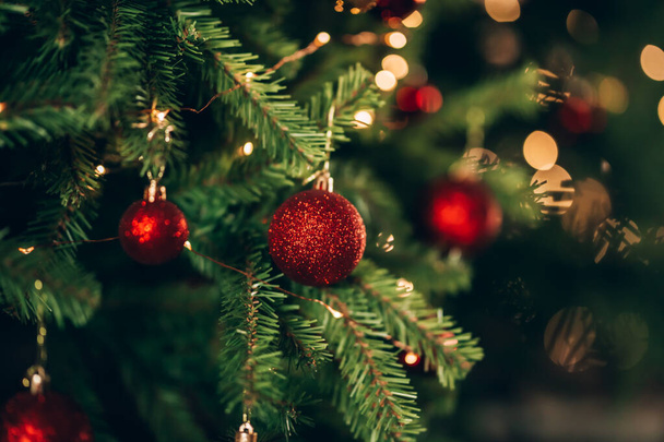 Όμορφο και διακοσμημένο χριστουγεννιάτικο δέντρο. Χριστουγεννιάτικη διάθεση. Μεγάλη φωτογραφία για ευχετήριες κάρτες. - Φωτογραφία, εικόνα