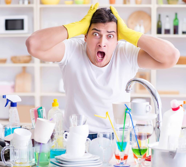 Uomo frustrato di dover lavare i piatti - Foto, immagini
