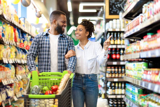África familia pareja compras en supermercado compra de comestibles en interiores - Foto, Imagen