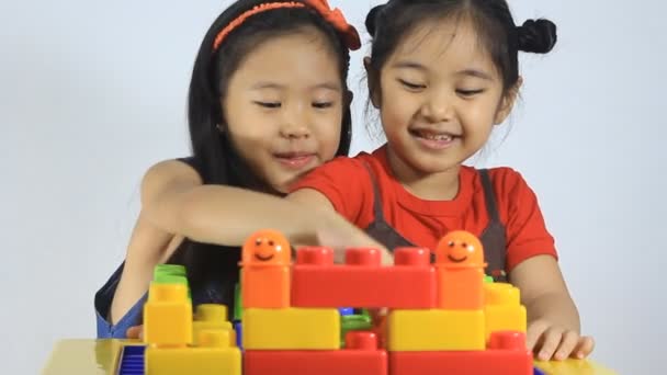 ブロックで遊んで小さなアジアの子供たち - 映像、動画