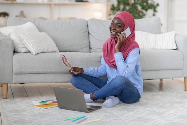 Freelance toimii islamilaisille naisille. Musta musliminainen suunnittelija työskentelee kotona - Valokuva, kuva