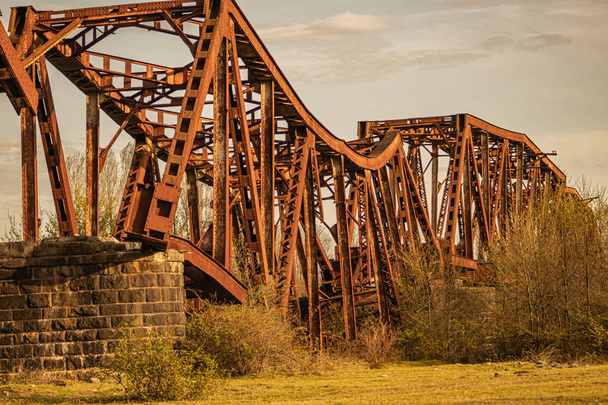 Restos da ponte ferroviária sobre o rio Enguri, Shamgona, Samegrelo-Zemo Svaneti, Geórgia. - Foto, Imagem