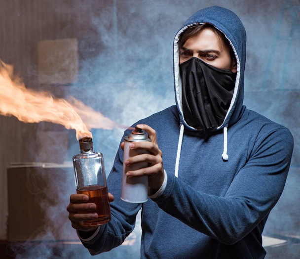 Rebelde com coquetel molotov em quarto escuro - Foto, Imagem