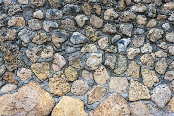 Textur einer Steinmauer. Alte Burg Steinmauer Hintergrund. Mauer aus wildem Stein. Natürlicher Hintergrund. - Foto, Bild