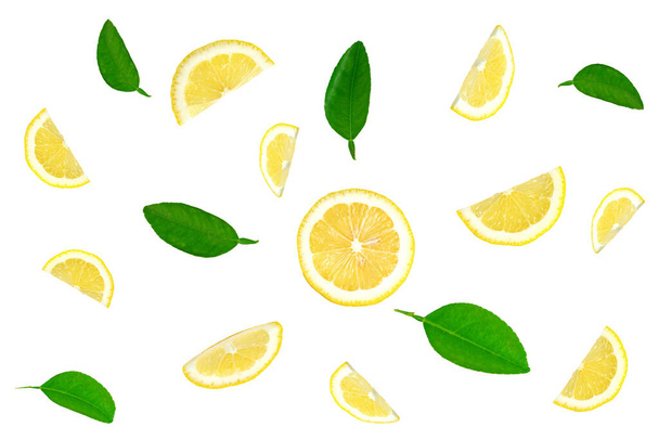 лимон с листом изолированы на белом фоне - Фото, изображение