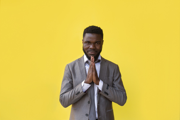 der afroamerikanische Mann macht eine Geste der Dankbarkeit - Foto, Bild