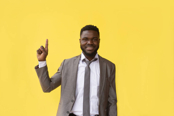 Афроамериканец считает до 5, жест рукой, баннер - Фото, изображение