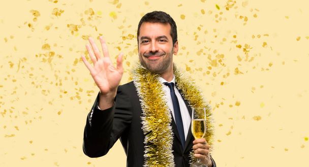 Mies samppanjaa juhlii uutta vuotta tervehdys käsi onnellinen ilme konfetti puolue - Valokuva, kuva