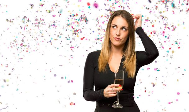 新しい年を祝うシャンパンと女性は疑問を持ち、顔を混乱させながら頭を掻きながらコンフェッティ - 写真・画像