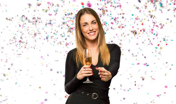 Frau mit Champagner feiert Neujahr und schüttelt Hände, weil sie ein gutes Geschäft mit Konfetti abgeschlossen hat - Foto, Bild