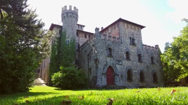 middeleeuws sprookjeskasteel van Castelluccio bij Porretta in Emilia-Romagna - Italië - Video