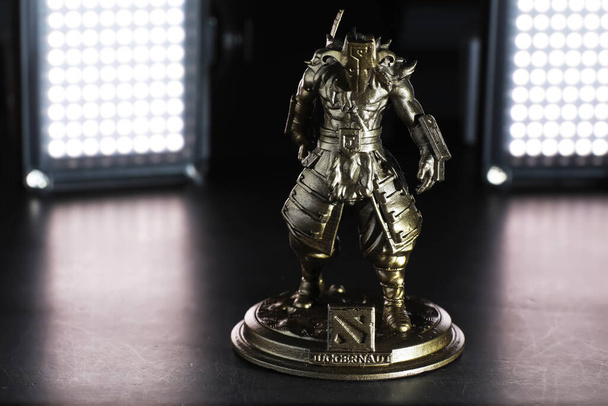人気ゲームキャラクターの3Dプリントが背景に立っています。3Dプリントされた戦士のモデル。3Dレンダリング. - 写真・画像