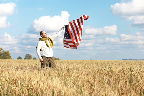 Hombre ondeando bandera americana de pie en el campo agrícola de la granja, vacaciones, patriotismo, orgullo, libertad, partidos políticos, inmigrante - Foto, Imagen