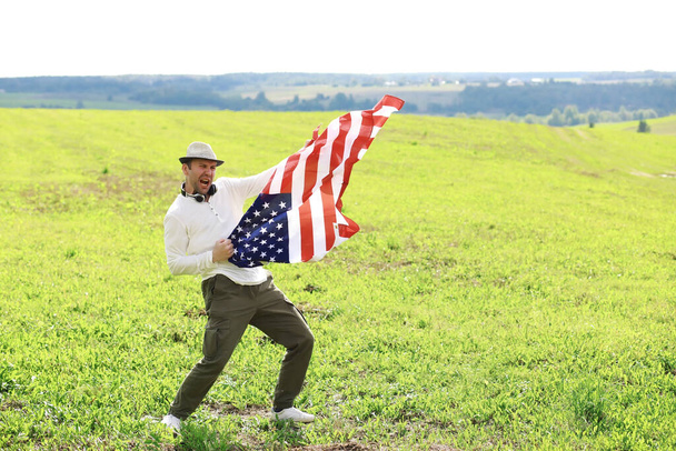 Homem acenando bandeira americana de pé no campo agrícola agrícola, feriados, patriotismo, orgulho, liberdade, partidos políticos, imigrante - Foto, Imagem