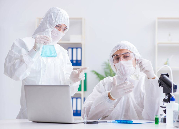 Dos científicos trabajando en el laboratorio químico - Foto, imagen
