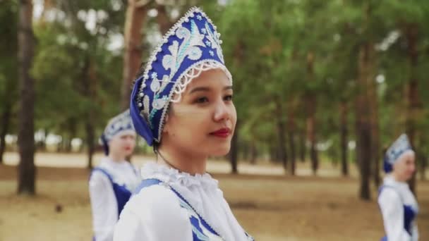 Zblízka šest mladých žen tančí ruské tradiční tance v letním lese - Záběry, video
