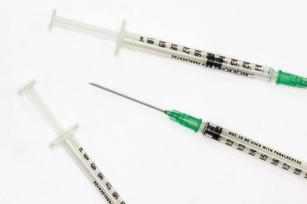 Подкожные иглы на белом фоне. Шрамы для вакцинации во время пандемии коронавируса - Фото, изображение