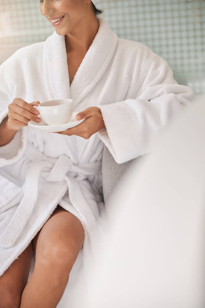 Cropped woman in the terry towel showing the knee - Photo, Image