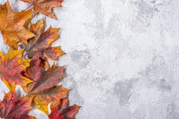 秋のフラットレイトップビュー。グレーホワイトの質感のオブジェクト。秋の紅葉。ホリデーギフト秋の組成物。コーヒー、毛布、秋の黒の背景に葉のカップ。フラットレイアウト、トップビュー、正方形 - 写真・画像
