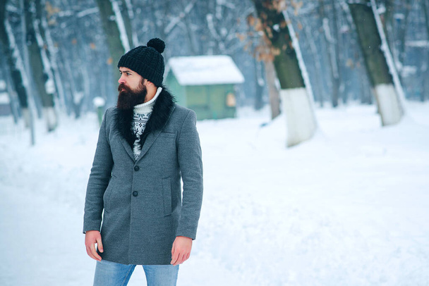 Hombre barbudo al aire libre en invierno. Un joven con ropa de invierno en la calle. Moda de invierno masculina. - Foto, imagen