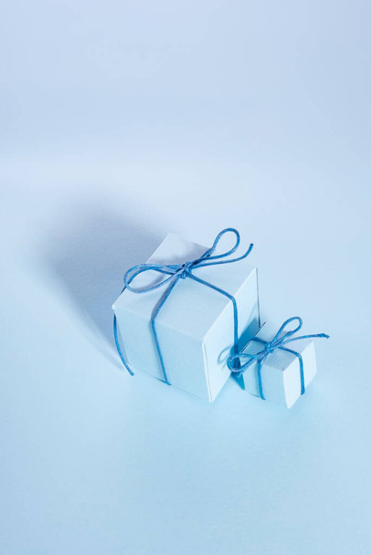 vista superior, flatley natal de presentes, decorações do ano novo, em um fundo azul cartão de natal azul - Foto, Imagem