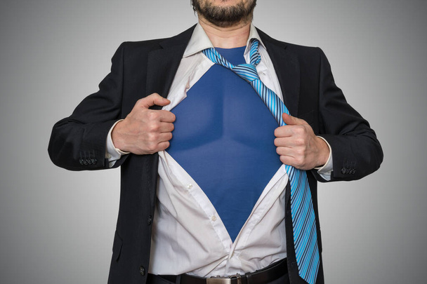 Az erős üzletember szuperhősként kinyitja az ingét.. - Fotó, kép