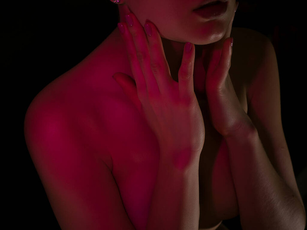 Close-up aantrekkelijk slank naakt dame in ondergoed liggend op de bank in de kamer - Foto, afbeelding