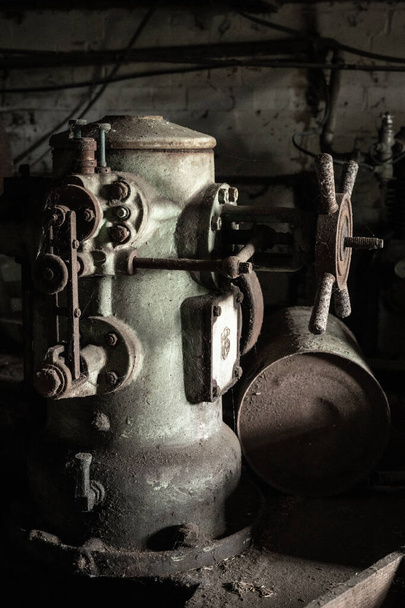 Maquinaria oxidada y sucia en un molino abandonado, orientación de retrato - Foto, Imagen