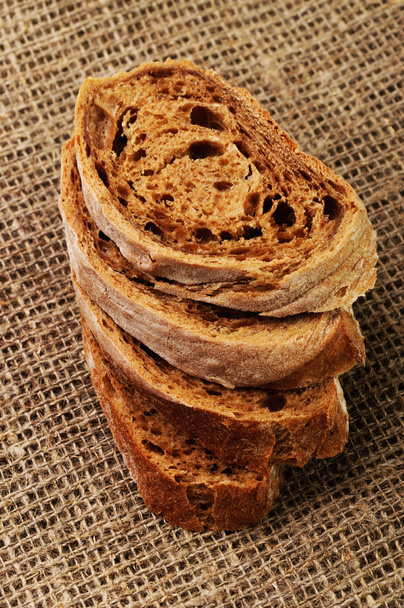 Cortar pan a la parrilla
 - Foto, imagen