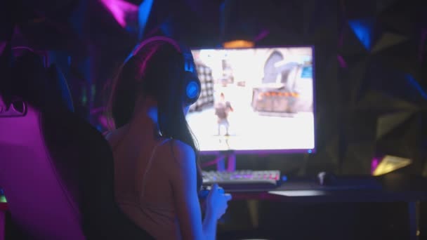 Junge Frau spielt Computerspiel - gewinnt und wird glücklich - legt die Hände hoch - Filmmaterial, Video