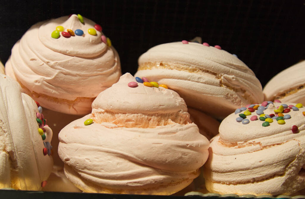 Typické sladkosti na displeji v obchodech assisi - Fotografie, Obrázek