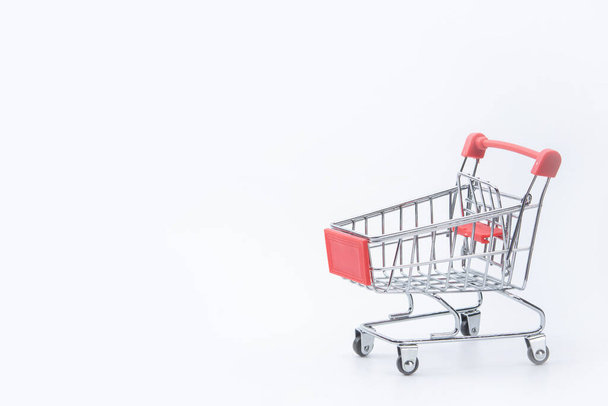 Conceito de compras - Carrinho de compras vermelho no fundo branco com cópia spac - Foto, Imagem