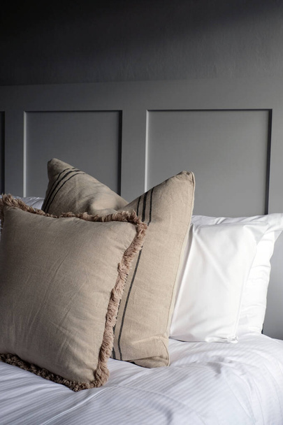 Acogedora habitación con cojines de lino natural y ropa de cama de algodón blanco - Foto, Imagen