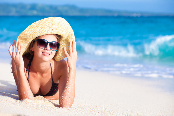 Jovem feliz de cabelos compridos de biquíni sorrindo na praia tropical de Boracay
 - Foto, Imagem