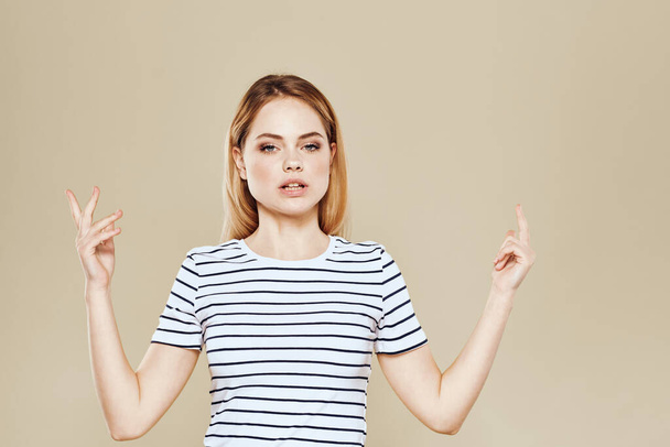 陽気女性ストライプTシャツスタジオベージュ背景ライフスタイルの感情 - 写真・画像
