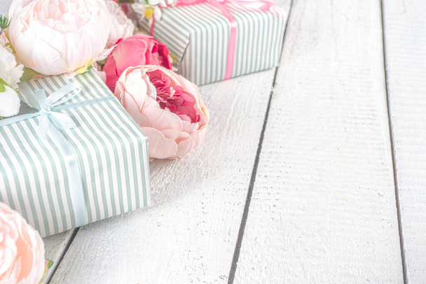 San Valentino sfondo con tenero rosa rosso bianco peonia fiori e scatole regalo avvolto, legno bianco sfondo copia spazio - Foto, immagini
