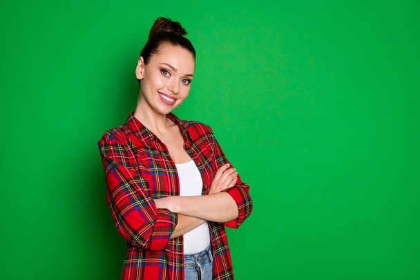 Profile side view portrait of her she nice attractive lovely cute gorgeous cheerful cheery brown-haired girl entrepreneur folded arms isolated on bright vivid shine vibrant green color background - Zdjęcie, obraz