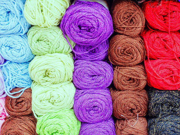Muchas madejas de colores de hilo fuertemente embalado. Foto a pantalla completa - Foto, Imagen