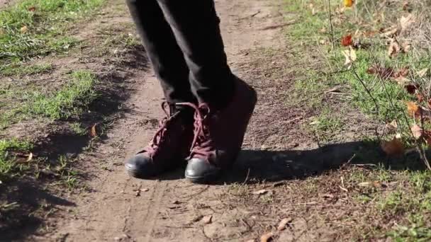 γυναικεία πόδια χορεύουν στο δρόμο κατά τη διάρκεια της ημέρας σε εξωτερικούς χώρους στον ήλιο σε αθλητικά παπούτσια, ενεργό αναψυχή - Πλάνα, βίντεο